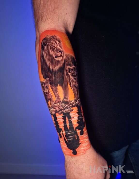 Tattoo Lwy, rodzina na przedramieniu in animals motif and realistic style on the forearm