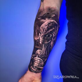 Tatuaż Ufo na przedramieniu motyw: science fiction styl: realistyczne