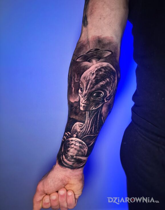 Tatuaż ufo w motywie czarno-szare i stylu biały tusz na nadgarstku