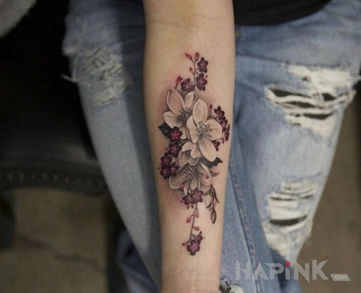 Tattoo Bialy kwiat in flowers motif and realistic style on the forearm