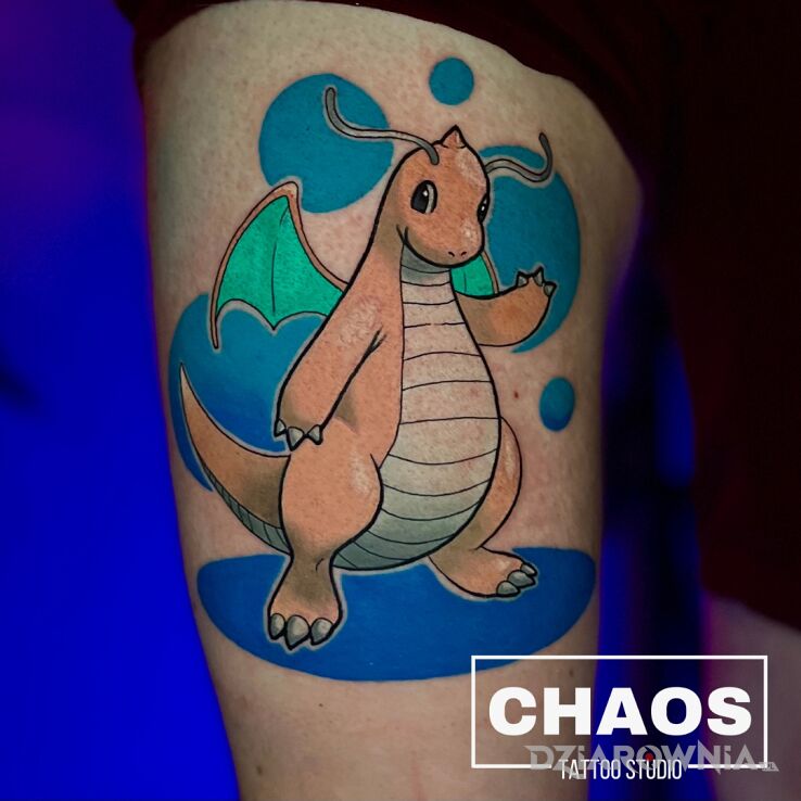 Tatuaż dragonite pokemon - chaos tattoo poznań w motywie kolorowe i stylu geometryczne na udzie