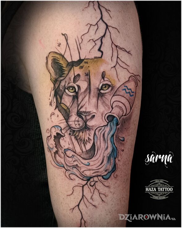 Tatuaż lwica tatuaż w motywie zwierzęta i stylu realistyczne na ramieniu