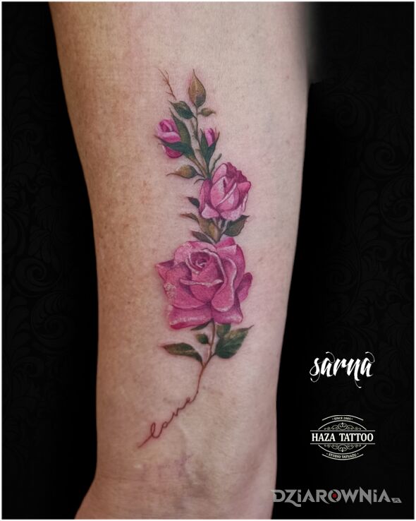 Tatuaż róże kolorowy tatuaż w motywie kwiaty i stylu realistyczne na przedramieniu