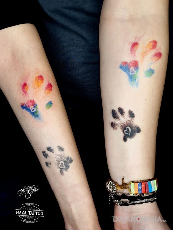 Tatuaż psie łapki tatuaż dla przyjaciół w motywie czarno-szare i stylu abstrakcyjne na przedramieniu