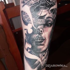 Tatuaż Hazard na ręce motyw: przedmioty styl: realistyczne