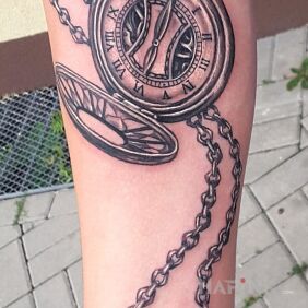 Tattoo Clock on the forearm motif: 3D style: realistic