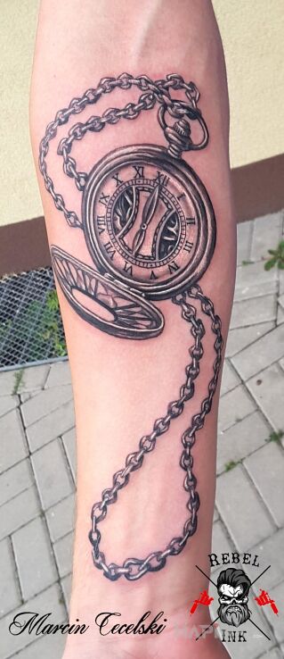 Tattoo Zegar in 3D motif and realistic style on the forearm