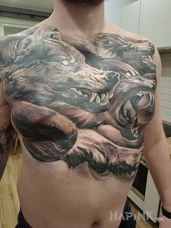 Tattoo Skończona klata in animals motif and realistic style on the chest