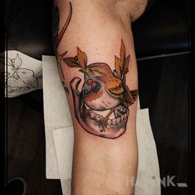 Tattoo Birdhead On the arm motif: colorful