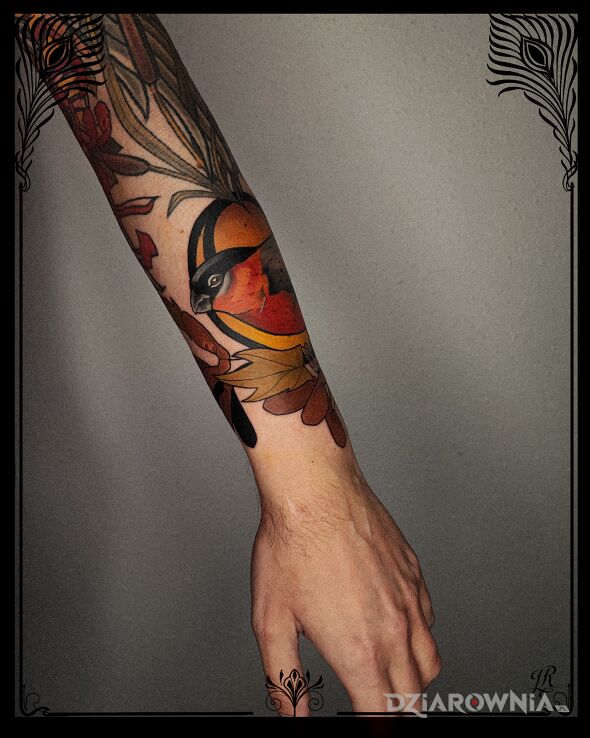 Tatuaż ghil w motywie rękawy i stylu graficzne / ilustracyjne na przedramieniu