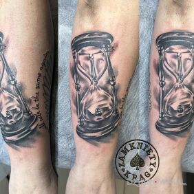 Tatuaż Uciekający czas na ręce motyw: czarno-szare styl: realistyczne