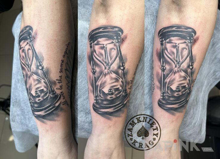 Tattoo Uciekający czas in black and gray motif and realistic style On the arm