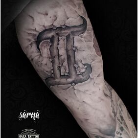 Tatuaż Bliźnięta znak zodiaku tatuaż na ręce motyw: czarno-szare styl: realistyczne