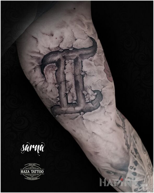 Tattoo Bliźnięta znak zodiaku tatuaż in zodiac signs motif and realistic style on the bicep