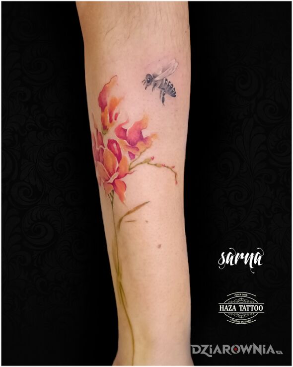 Tatuaż pszczółka tatuaż w motywie kwiaty i stylu realistyczne na ramieniu