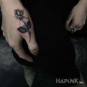 Tattoo Rose - thumb on the fingers motif: flowers
