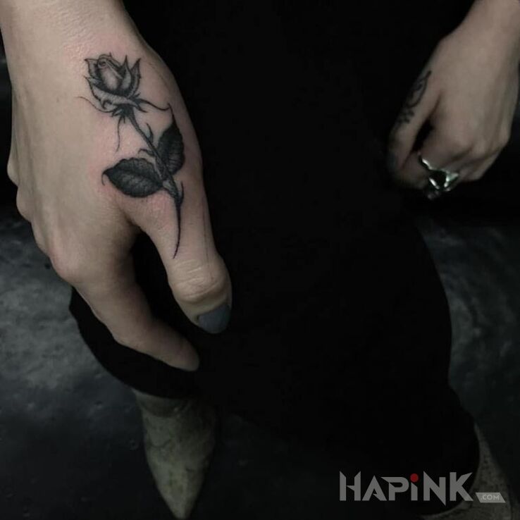 Tattoo Róża - kciuk in flowers motif on the fingers
