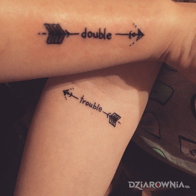 Tatuaż double trouble w motywie miłosne na przedramieniu