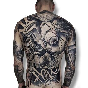 Tatuaż HOPE na łopatkach motyw: twarze styl: chicano