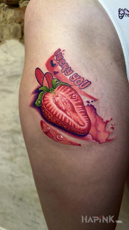 Tattoo Soczysta truskawka in colorful motif and newschool style on the thigh