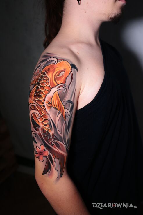 Tatuaż fish koi w motywie kolorowe i stylu neotradycyjne na ramieniu