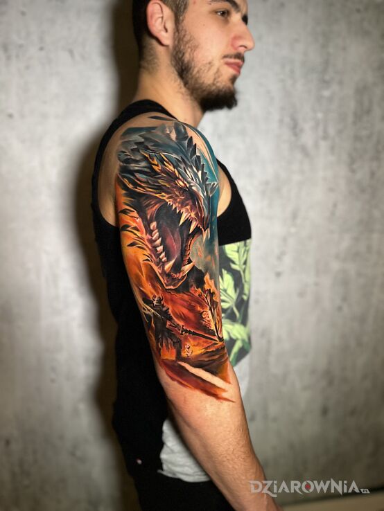 Tatuaż kolorowe smoczysko w motywie demony i stylu realistyczne na ramieniu