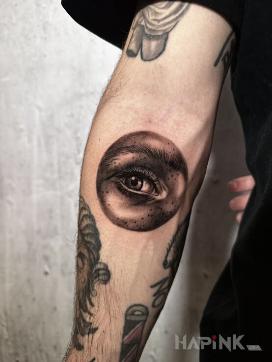 Tattoo Co ja pacze! in faces motif and realistic style On the arm