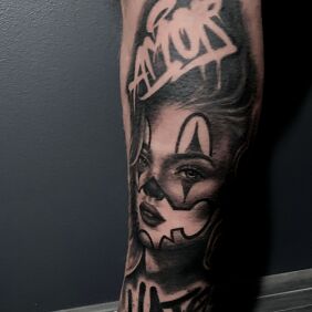 Tatuaż Tatuaż męski na łydce kobieta portfet chicano hate amor na nodze motyw: napisy styl: chicano