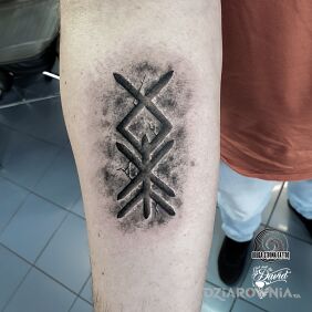Tatuaż Amulet runiczny na ręce motyw: czarno-szare styl: realistyczne