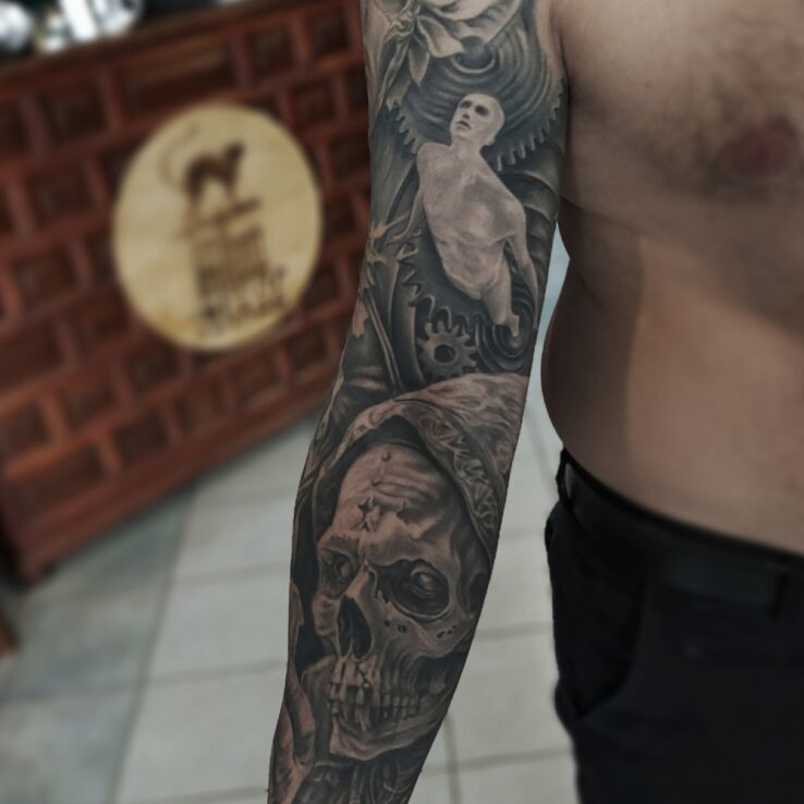 Tatuaż śmierć i życie w motywie czaszki i stylu realistyczne na bicepsie