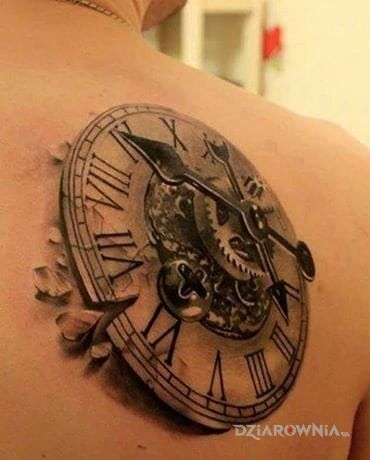 Tatuaż zegar w motywie 3D i stylu realistyczne na łopatkach