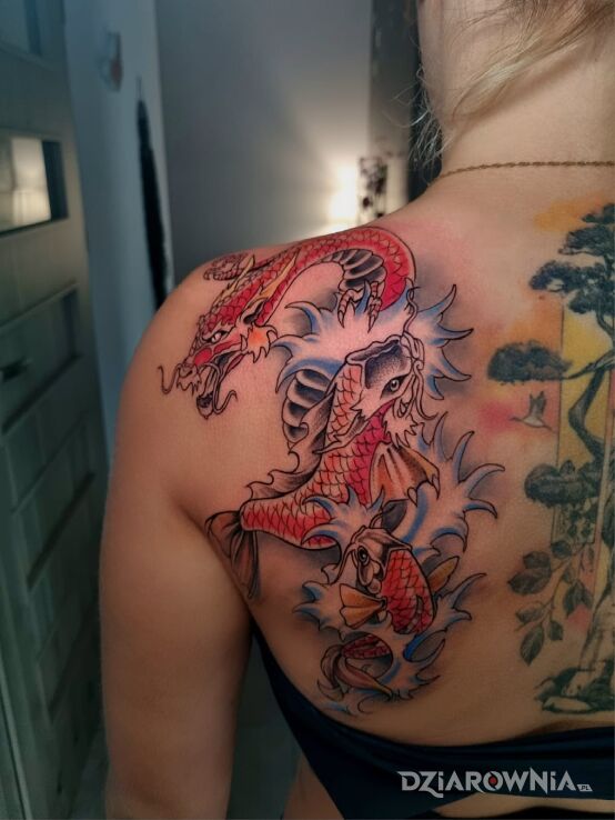 Tatuaż dragon koi w motywie kolorowe i stylu japońskie / irezumi na plecach