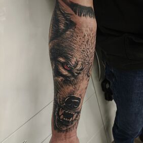 Tatuaż Wilk na ręce motyw: mroczne styl: realistyczne