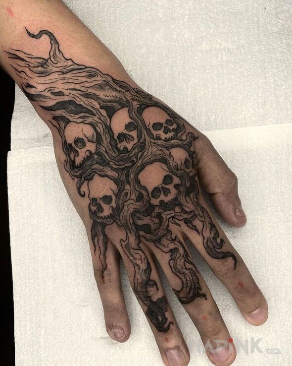 Tattoo Korzenie zła in dark motif and graphic / illustrative style on the fingers