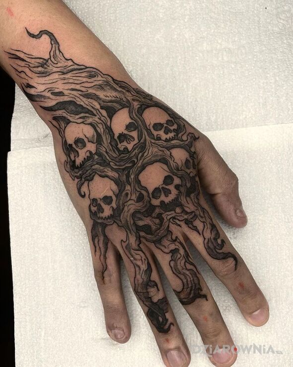 Tatuaż korzenie zła w motywie czaszki i stylu graficzne / ilustracyjne na palcach