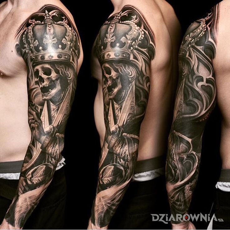 Tatuaż korona wieksza niz glowa w motywie czarno-szare i stylu realistyczne na ramieniu