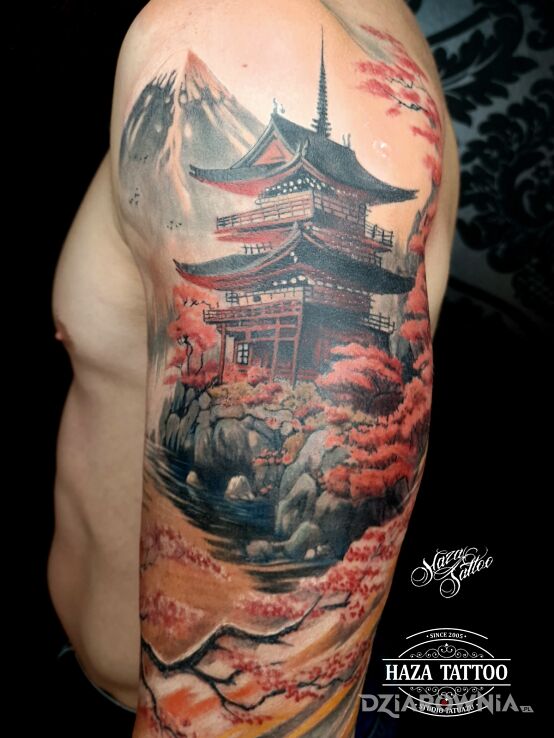 Tatuaż świątynia kolor tatuaż w motywie natura i stylu realistyczne na bicepsie