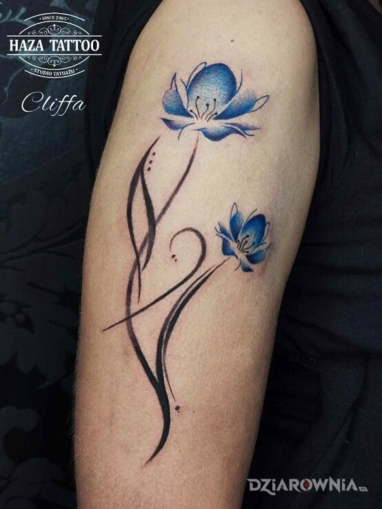 Tatuaż kwiatki tatuaż w motywie kwiaty i stylu realistyczne na ręce