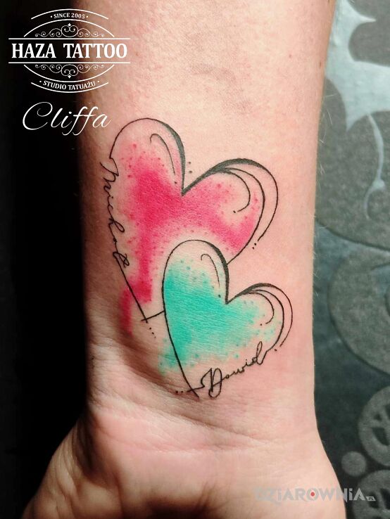 Tatuaż serca tatuaż w motywie kolorowe i stylu kontury / linework na nadgarstku