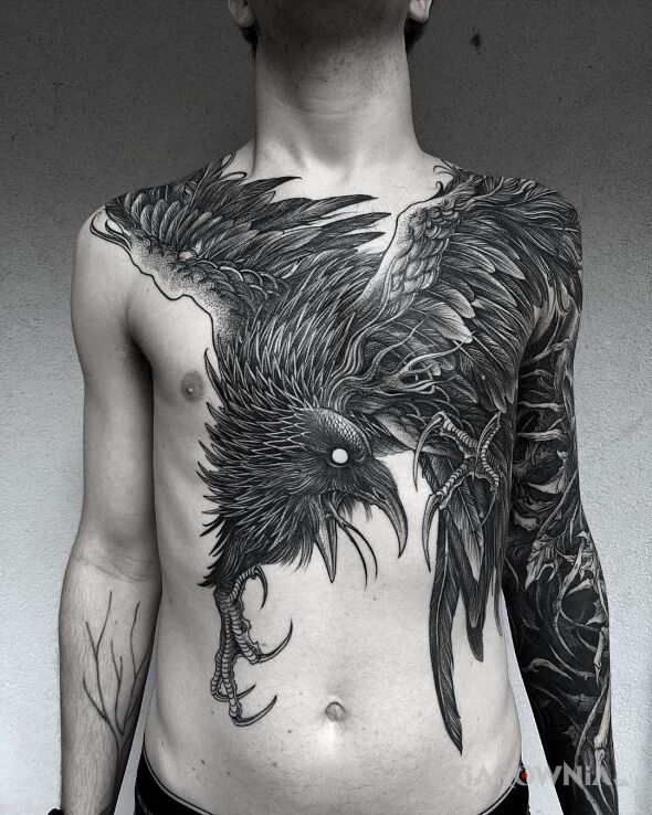 Tatuaż wielkie czarne ptaszysko w motywie mroczne i stylu graficzne / ilustracyjne na brzuchu