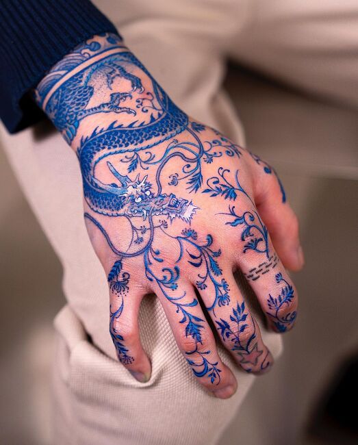 niebieski chiński smok tatuaż na dłoni