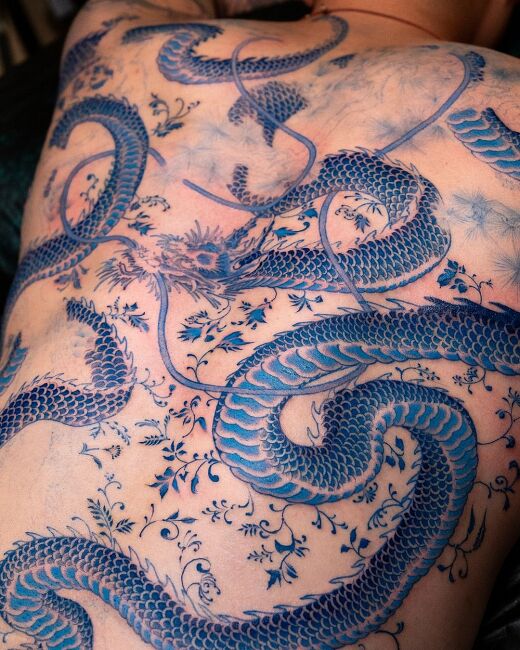 tatuaż niebieskiego chińskiego smoka na plecach