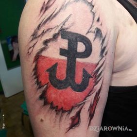Tatuaż PW na ramieniu motyw: patriotyczne