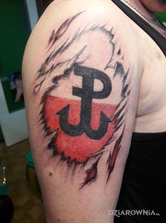 Tatuaż pw w motywie patriotyczne na ramieniu