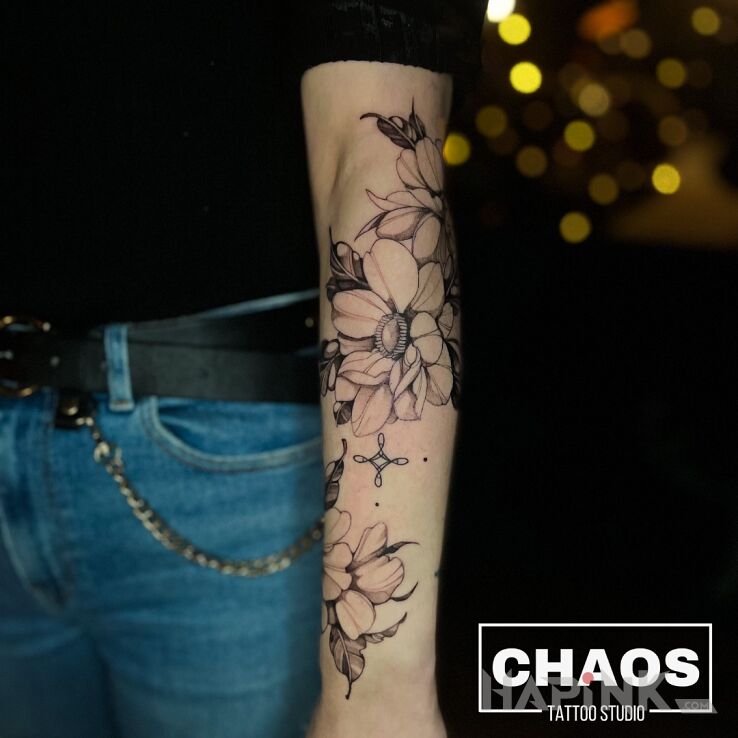 Tattoo Delikatny kobiecy tatuaż in flowers motif and graphic / illustrative style On the arm