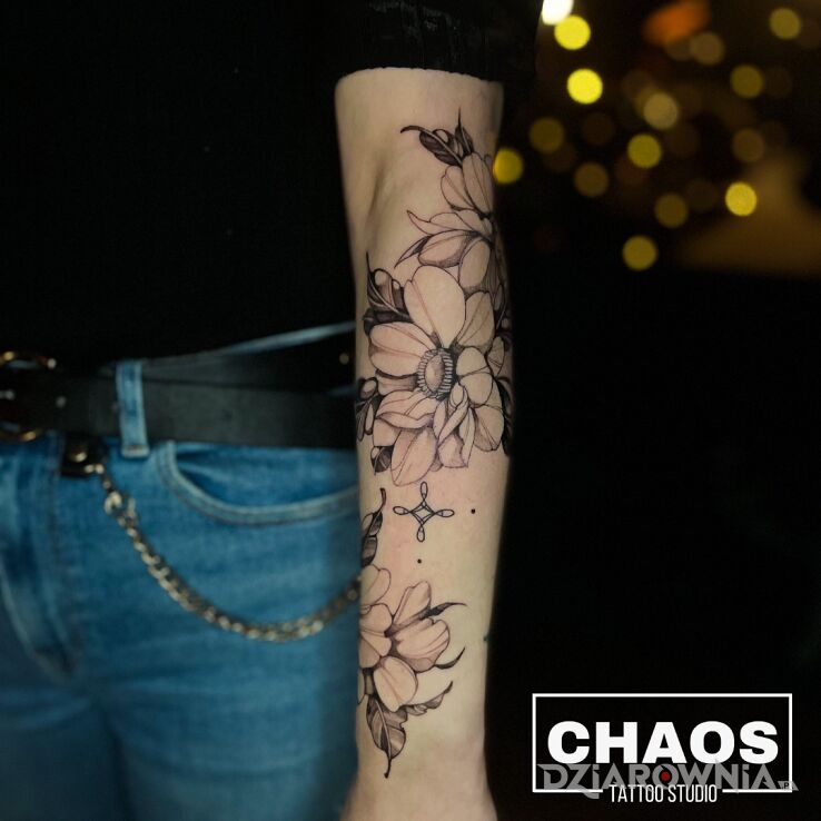 Tatuaż delikatny kobiecy tatuaż w motywie florystyczne i stylu kontury / linework na przedramieniu