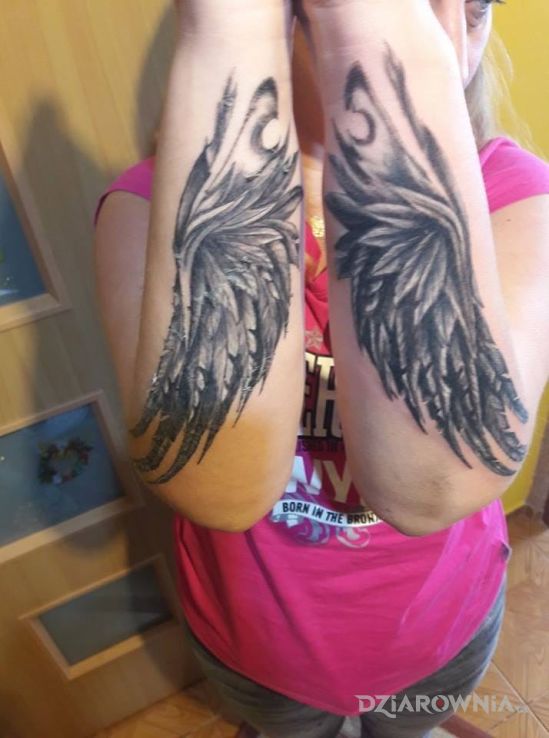 Tatuaż skrzydła w motywie anioły na przedramieniu