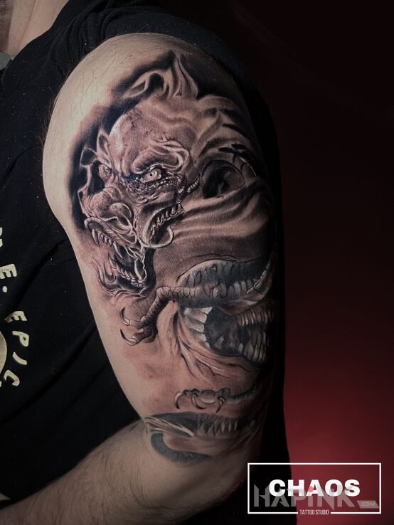 Tattoo Chiński smok in fantasy motif and realistic style on the upper arm