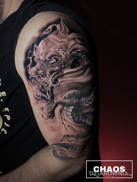 Tatuaż chiński smok - chaos poznań w motywie mroczne i stylu abstrakcyjne na ramieniu