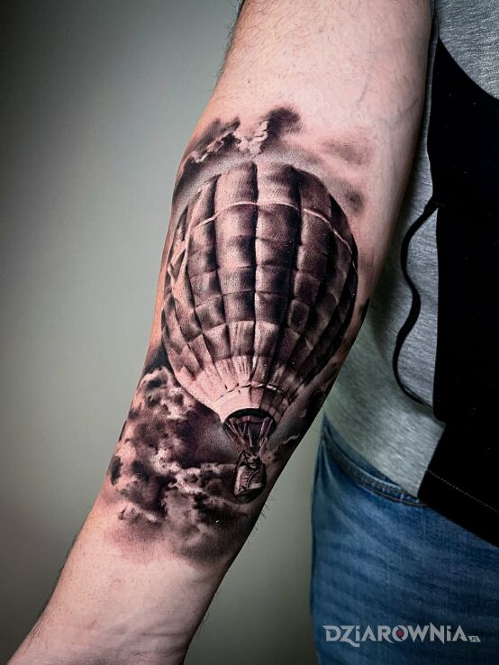 Tatuaż balon chaos poznań w motywie fantasy i stylu realistyczne na przedramieniu